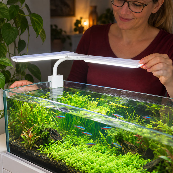 LED-Aquariumleuchte zum Anklemmen mit zwei aufklappbaren Leuchtflügeln für Fische und Wasserpflanzen – 36 LEDs, Timer, 38 bis 70 cm, 7 mm flach