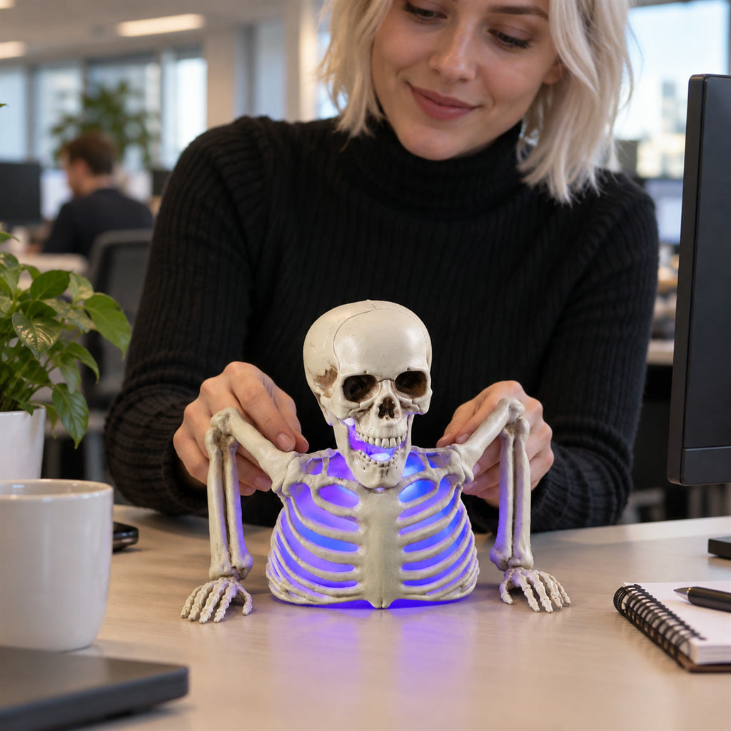 Leuchtendes Skelett mit Oberkörper aus Kunststoff als Halloween-Deko für Garten und Party – 23 × 18 × 8 cm, bunte LEDs, batteriebetrieben