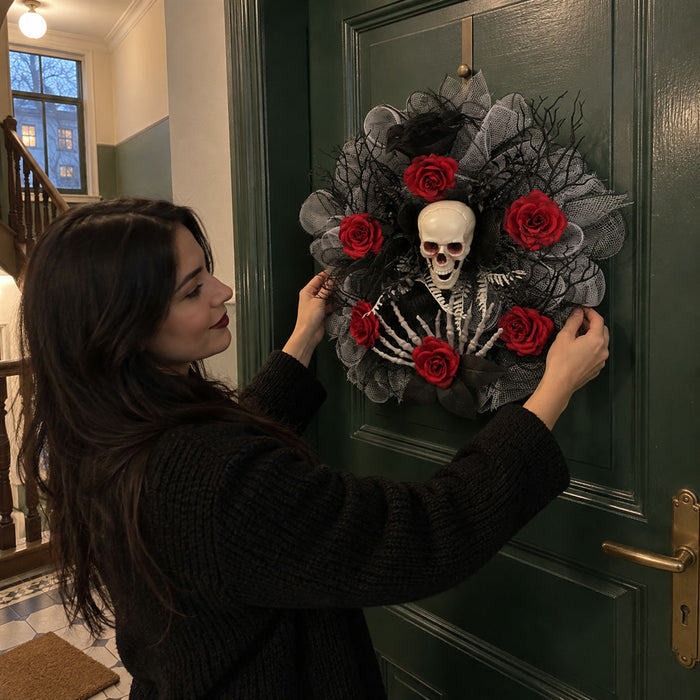 Halloween-Türkranz mit roten Rosen und Totenkopf für Haustür, Wand und Veranda – ca. 40 cm, Tüll, Skeletthände, Gothic-Stil, wiederverwendbar