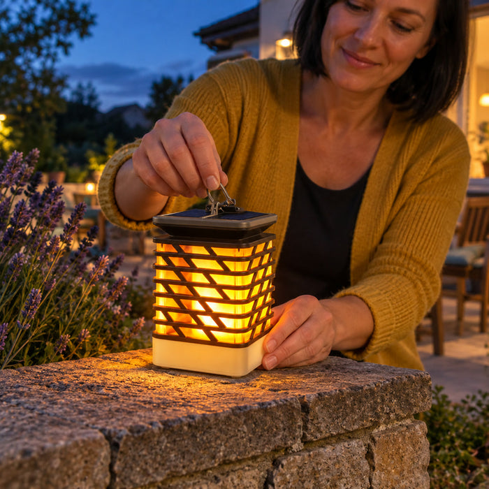 Solar-Gartenlaterne mit Rillenmuster aus ABS für Garten, Terrasse und Weg – warmweißes LED-Licht, Dämmerungsautomatik, IP44, ca. 24 cm hoch