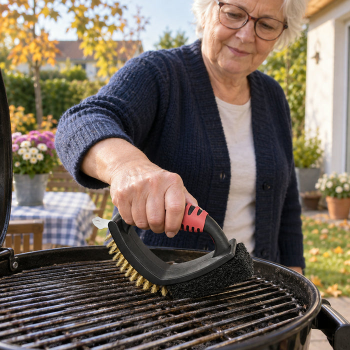 3-in-1-Grillbürste mit Messingborsten, Metallschaber und Scheuerpad für Grillroste – ca. 17 cm, hitzebeständiger Kunststoffrahmen, rutschfester Griff