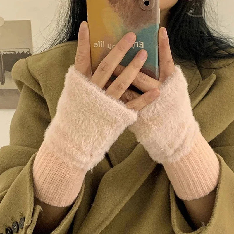 Fingerlose Plüsch-Handschuhe für Damen im Winter – weich, Fingerspitzen frei für Handy und Tastatur, in Schwarz, Khaki, Weiß, Rosa