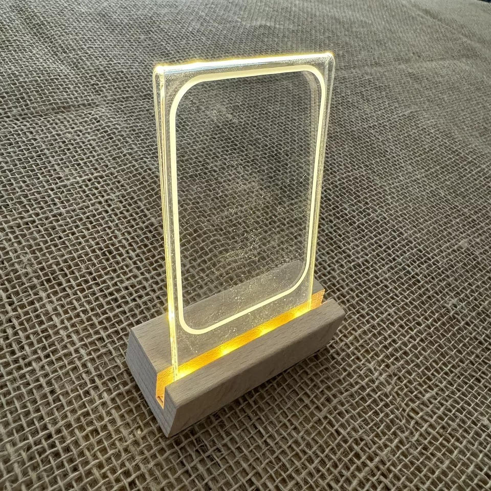 Beleuchteter Bilderrahmen aus Holz und Acryl für Sofortbilder und Tickets auf Schreibtisch und Regal – LED, für 7,6-cm-Fotos, einfach oder 3-fach