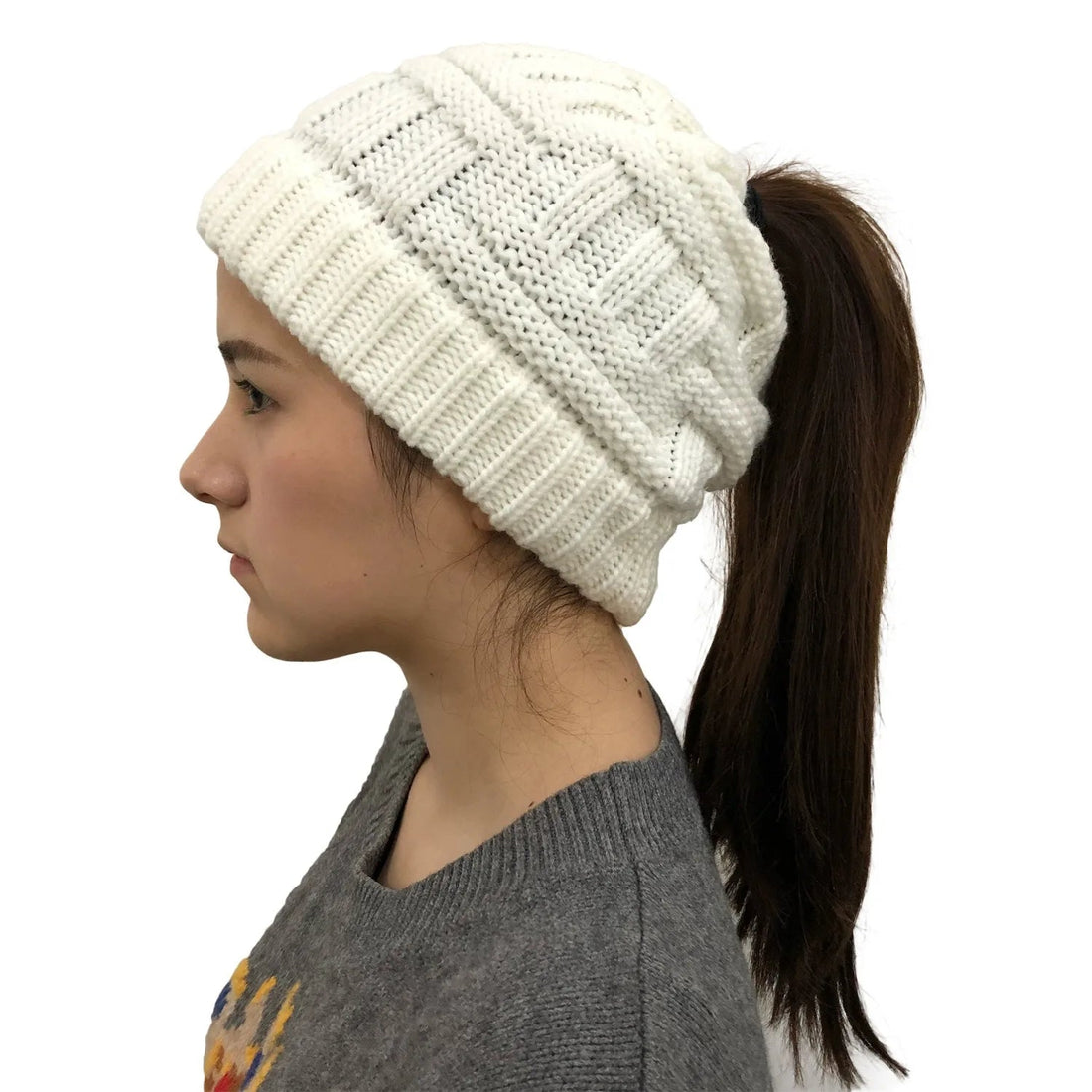 Damen-Wintermütze mit Zopfloch für Pferdeschwanz und Dutt – warm, sportlich, in Schwarz, Weiß, Rot und Grau